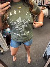 Load image into Gallery viewer, MADE TO WORSHIP GRAPHIC TEE