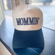 Load image into Gallery viewer, MOMMIN’ TRUCKER HAT