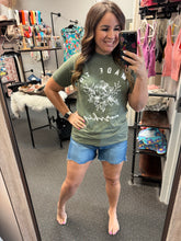 Load image into Gallery viewer, MADE TO WORSHIP GRAPHIC TEE