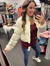 Load image into Gallery viewer, CROPPED CREAM PUFFER JACKET