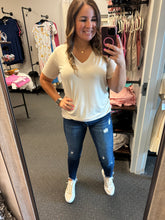 Load image into Gallery viewer, FITTED BASIC TEE