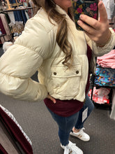 Load image into Gallery viewer, CROPPED CREAM PUFFER JACKET