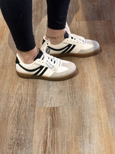 Load image into Gallery viewer, OUTWOODS BLACK SNEAKER