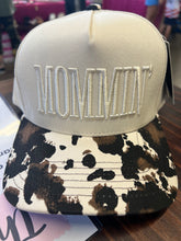 Load image into Gallery viewer, MOMMIN’ TRUCKER HAT
