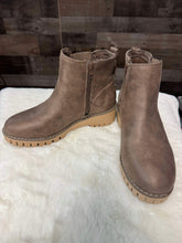 Load image into Gallery viewer, VERY G TAUPE PASADENA BOOT