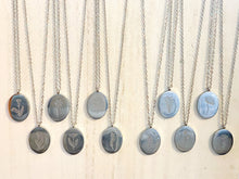 Load image into Gallery viewer, BIRTH FLOWER ENGRAVED NECKLACE