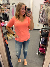 Load image into Gallery viewer, FITTED BASIC TEE