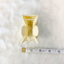 Load image into Gallery viewer, LARGE FLOWER CLAW CLIPS
