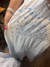 Load image into Gallery viewer, WHITE FLORAL MAXI SKIRT
