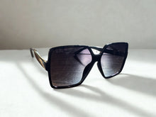 Load image into Gallery viewer, SUNGLASSES
