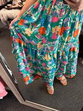 Load image into Gallery viewer, GREEN FLORAL TIERED MAXI DRESS

