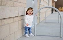 Load image into Gallery viewer, WHITE LONG SLEEVE STEP HEM TEE
