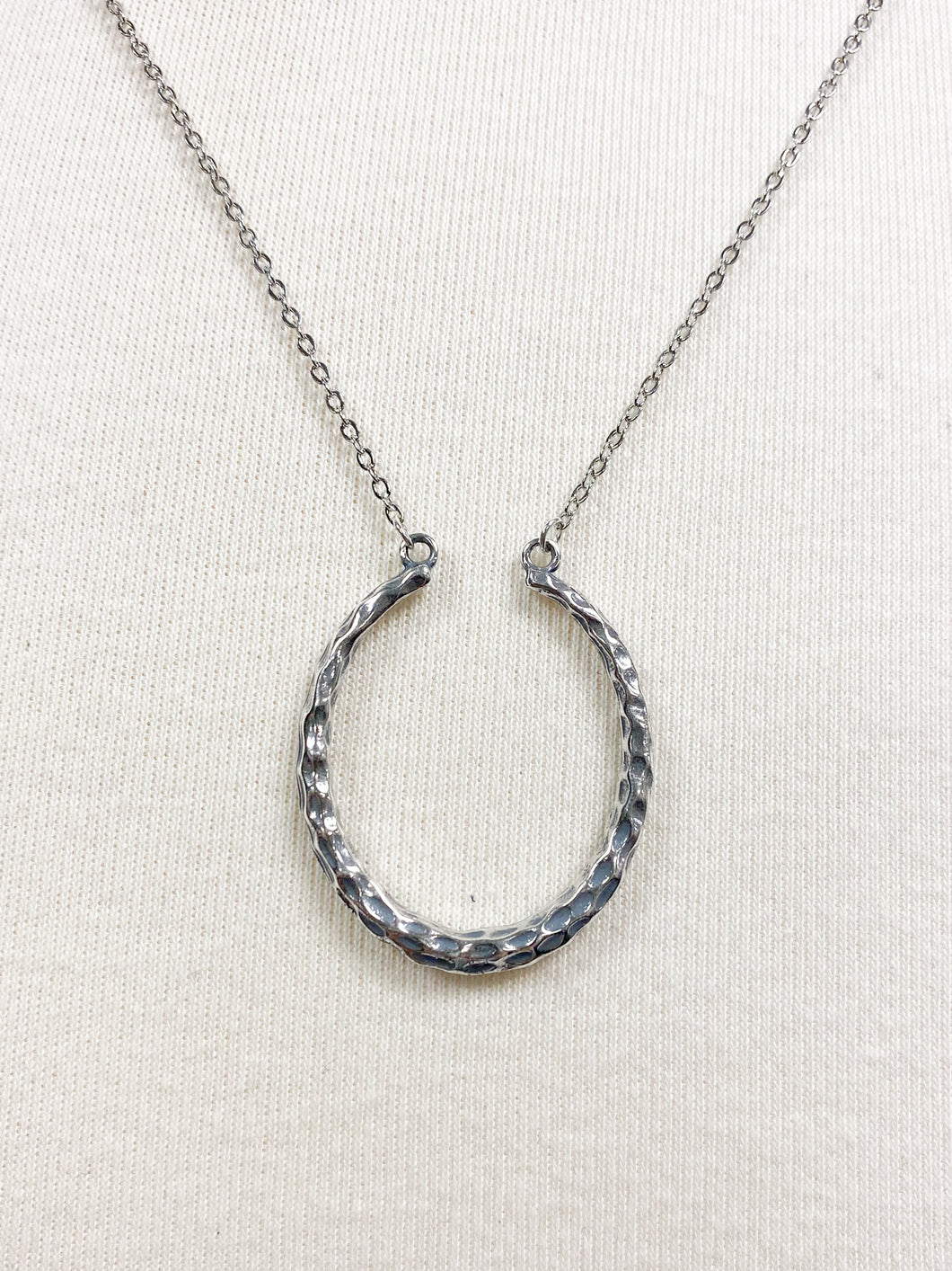 HAMMERED HORSESHOE NECKLACE