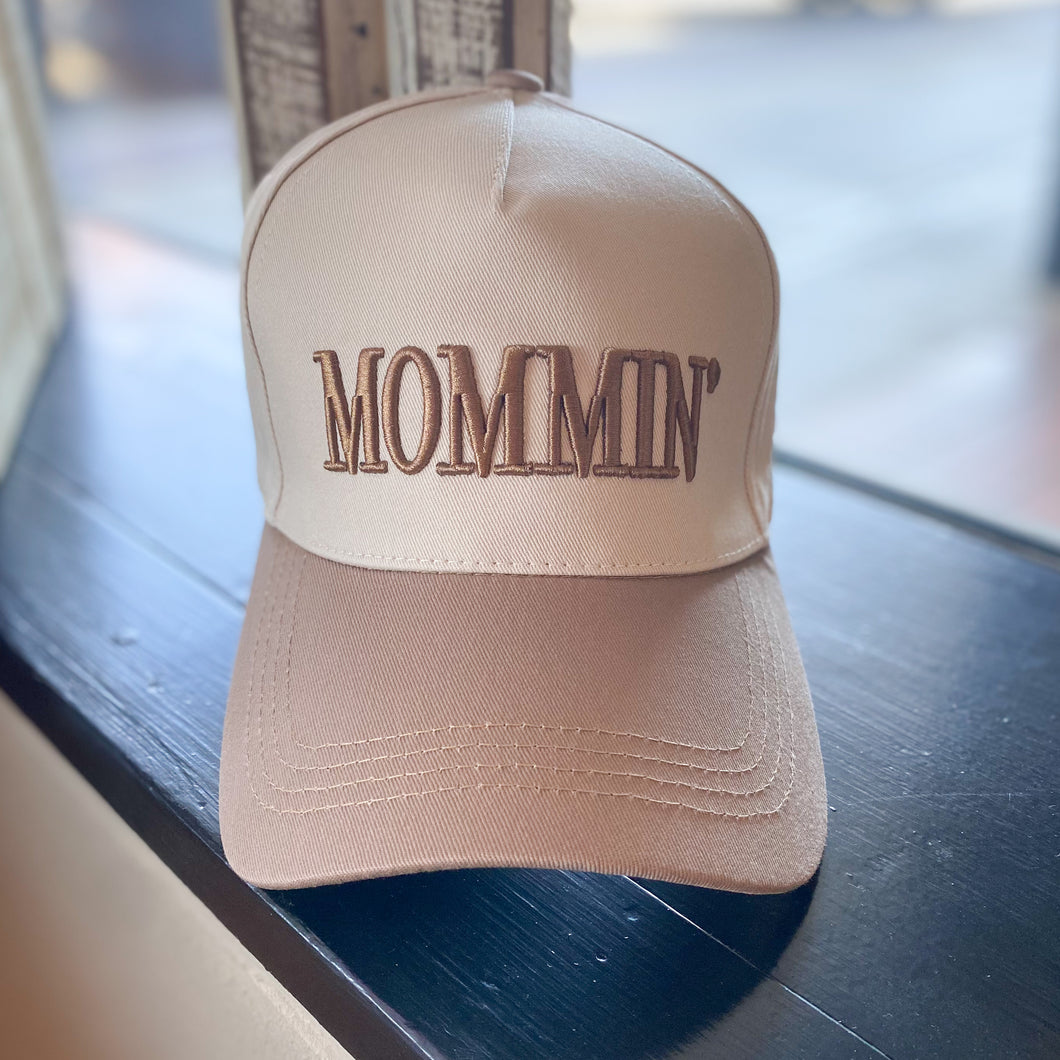 MOMMIN’ TRUCKER HAT
