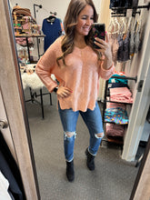 Load image into Gallery viewer, PEACH REVERSE SEAM KNIT TOP
