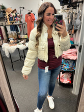 Load image into Gallery viewer, CROPPED CREAM PUFFER JACKET
