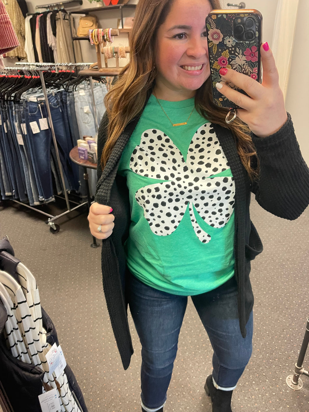 SPOTTED CLOVER GRAPHIC TEE