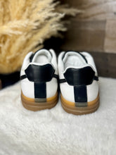 Load image into Gallery viewer, OUTWOODS BLACK SNEAKER
