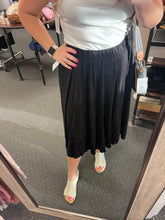 Load image into Gallery viewer, BLACK CLASSIC MIDI SKIRT
