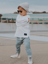 Load image into Gallery viewer, WHITE LONG SLEEVE STEP HEM TEE
