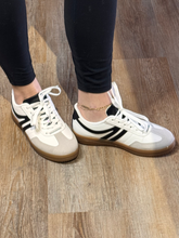 Load image into Gallery viewer, OUTWOODS BLACK SNEAKER
