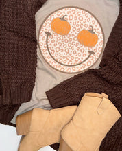 Load image into Gallery viewer, PUMPKIN SMILEY FACE TEE

